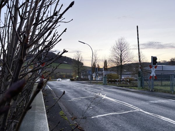 Noch kann man am Bahnübergang die Langenholthauser Straße in Balve-Garbeck befahren. Ab Montag, 17. November, wird das nicht mehr möglich sein. Dann ist hier kein Durchgangsverkehr mehr möglich. Foto: Alexander Bange / Märkischer Kreis 