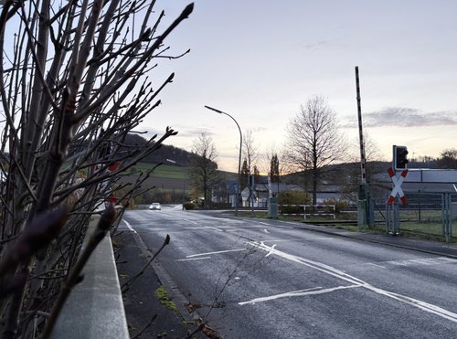 Noch kann man am Bahnübergang die Langenholthauser Straße in Balve-Garbeck befahren. Ab Montag, 17. November, wird das nicht mehr möglich sein. Dann ist hier kein Durchgangsverkehr mehr möglich. Foto: Alexander Bange / Märkischer Kreis 