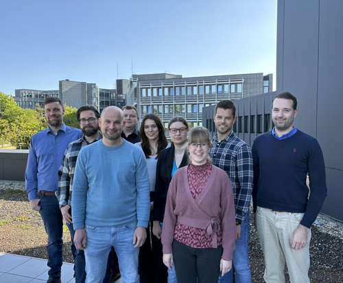 Unser Bild zeigt (von links): Gregor Heggemann (Klimaschutzkoordinator MK), Dominik Duchale (Klimaschutzmanager Halver), David Padur (Klimafolgenanpassungsmanager Werdohl), Norman Noske (Klimamanager Kierspe), Lea Schnippering (Klimaschutzbeauftragte Lüdenscheid), Julia Glas (Klimaschutzmanagerin Altena), Alexandra Scharpe (Klimaschutzbeauftragte MK), Simon Mai (Klimaschutzmanager Herscheid & Neuenrade) und Eric Ludewig (Klimaschutzmanager Meinerzhagen). Foto: Alexander Bange / Märkischer Kreis