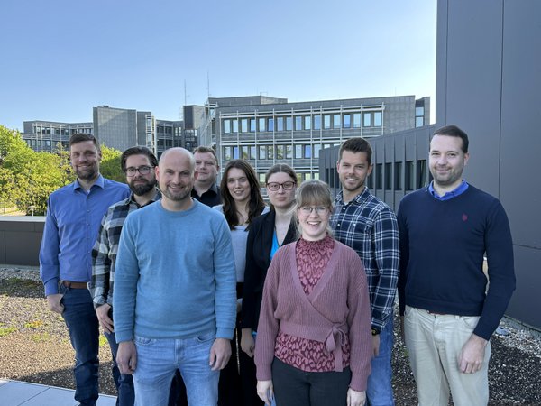 Unser Bild zeigt (von links): Gregor Heggemann (Klimaschutzkoordinator MK), Dominik Duchale (Klimaschutzmanager Halver), David Padur (Klimafolgenanpassungsmanager Werdohl), Norman Noske (Klimamanager Kierspe), Lea Schnippering (Klimaschutzbeauftragte Lüdenscheid), Julia Glas (Klimaschutzmanagerin Altena), Alexandra Scharpe (Klimaschutzbeauftragte MK), Simon Mai (Klimaschutzmanager Herscheid & Neuenrade) und Eric Ludewig (Klimaschutzmanager Meinerzhagen). Foto: Alexander Bange / Märkischer Kreis