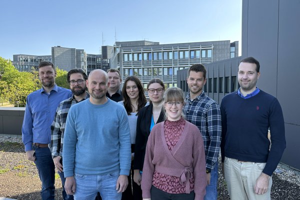 Unser Bild zeigt (von links): Gregor Heggemann (Klimaschutzkoordinator MK), Dominik Duchale (Klimaschutzmanager Halver), David Padur (Klimafolgenanpassungsmanager Werdohl), Norman Noske (Klimamanager Kierspe), Lea Schnippering (Klimaschutzbeauftragte Lüdenscheid), Julia Glas (Klimaschutzmanagerin Altena), Alexandra Scharpe (Klimaschutzbeauftragte MK), Simon Mai (Klimaschutzmanager Herscheid & Neuenrade) und Eric Ludewig (Klimaschutzmanager Meinerzhagen). Foto: Alexander Bange / Märkischer Kreis