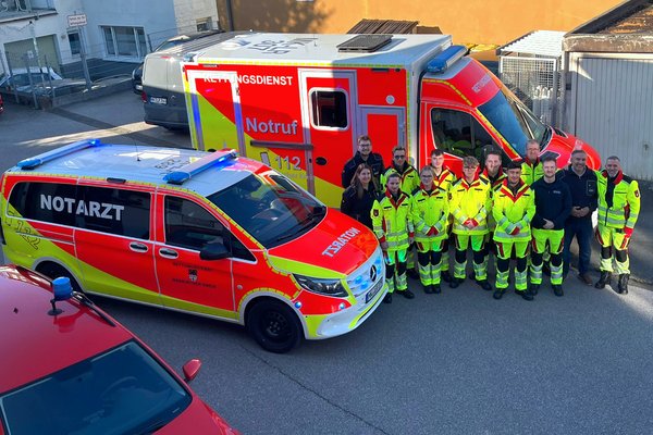 Auf der Rettungswache des Märkischen Kreises in Werdohl bekamen die neuen Auszubildenden zum Notfallsanitäter ihre Dienstkleidung. Foto: Märkischer Kreis