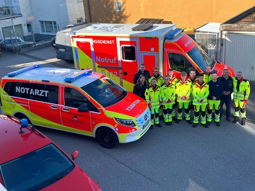 Auf der Rettungswache des Märkischen Kreises in Werdohl bekamen die neuen Auszubildenden zum Notfallsanitäter ihre Dienstkleidung. Foto: Märkischer Kreis