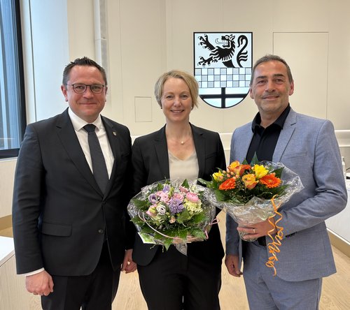 Unser Bild zeigt (von links): Landrat Marco Voge, Leslie Kamphuis (zum 1. Mai neue Fachbereichsleiterin Gesundheit, Soziales und Verbraucherschutz) und Manfred Fischer (ab dem 1. April neuer Fachbereichsleiter Jugend und Bildung). Foto: Alexander Bange / Märkischer Kreis