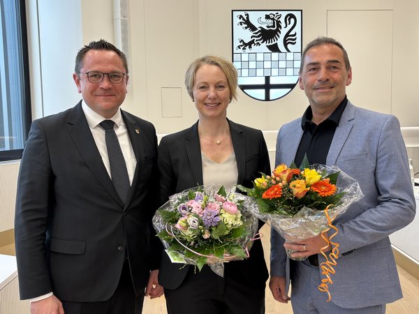 Unser Bild zeigt (von links): Landrat Marco Voge, Leslie Kamphuis (zum 1. Mai neue Fachbereichsleiterin Gesundheit, Soziales und Verbraucherschutz) und Manfred Fischer (ab dem 1. April neuer Fachbereichsleiter Jugend und Bildung). Foto: Alexander Bange / Märkischer Kreis