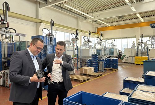 Geschäftsführer Karsten Lahme im Gespräch mit Landrat Marco Voge. Foto: Alexander Bange / Märkischer Kreis