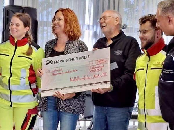 Die Notfallsanitäter-Azubis des Märkischen Kreises haben 200 Euro an den Obdachlosen Freundeskreis Lüdenscheid e. V. gespendet. Foto: Märkischer Kreis