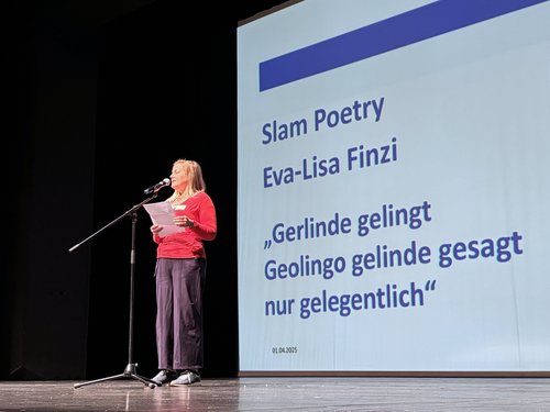 Mit Botschaften wie "Sprache ändert sich und Sprache ändert die Welt" überzeugte Poetry-Slammerin Eva-Lisa Finzi im Parktheater Iserlohn. Foto: Hannah Heyn / Märkischer Kreis