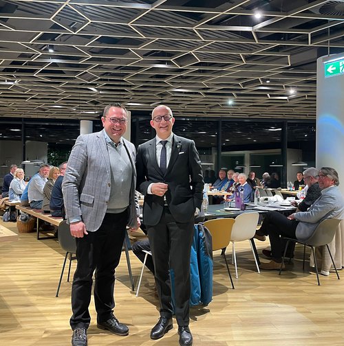 Ralf Schwarzkopf ist neuer Vorsitzender des Heimatbundes Märkischer Kreis. Der jetzige Landrat übernimmt das Amt vom ehemaligen Landrat Marco Voge (links im Bild). Foto: Märkischer Kreis. 