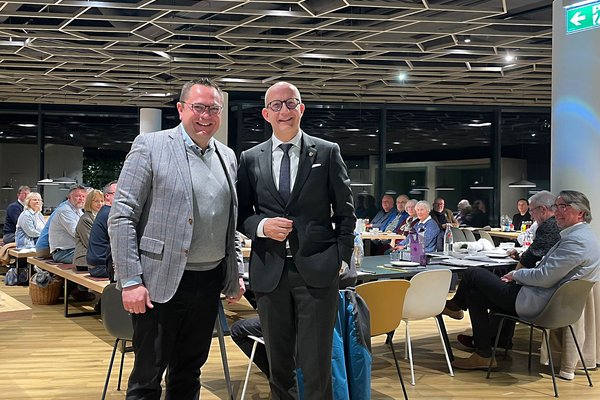 Ralf Schwarzkopf ist neuer Vorsitzender des Heimatbundes Märkischer Kreis. Der jetzige Landrat übernimmt das Amt vom ehemaligen Landrat Marco Voge (links im Bild). Foto: Märkischer Kreis. 