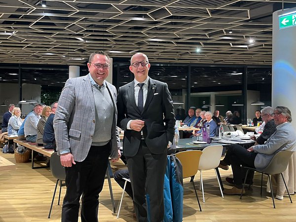 Ralf Schwarzkopf ist neuer Vorsitzender des Heimatbundes Märkischer Kreis. Der jetzige Landrat übernimmt das Amt vom ehemaligen Landrat Marco Voge (links im Bild). Foto: Märkischer Kreis. 