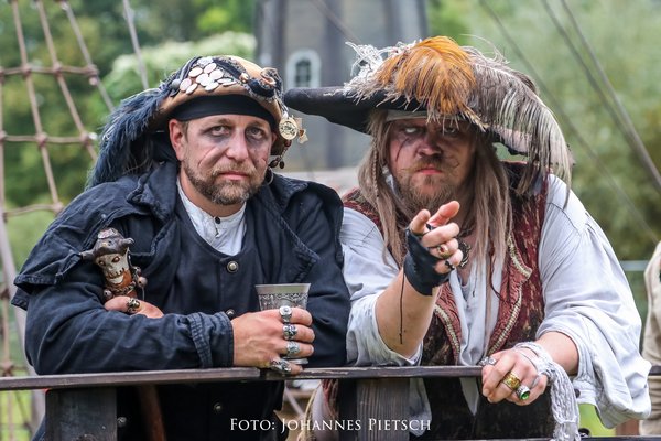 Piraten entern am 2. bis 3. August die Burg Altena bei der Open-Air-Veranstaltung "Anno Tuck". Foto Johannes Pietsch