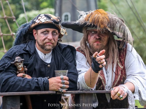 Piraten entern am 2. bis 3. August die Burg Altena bei der Open-Air-Veranstaltung "Anno Tuck". Foto Johannes Pietsch