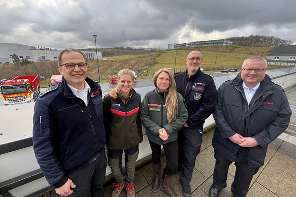 Unser Bild zeigt (von links): Kreisbrandmeister Michael Kling, Miriam Franzke (Fachberaterin Wald und Holz), Julia Böning (Leiterin des Regionalforstamtes Märkisches Sauerland), Jens Bartke (Ausbildungskoordinator) und Karsten Runte (Stellvertretender Kreisbrandmeister). Foto: Alexander Bange / Märkischer Kreis