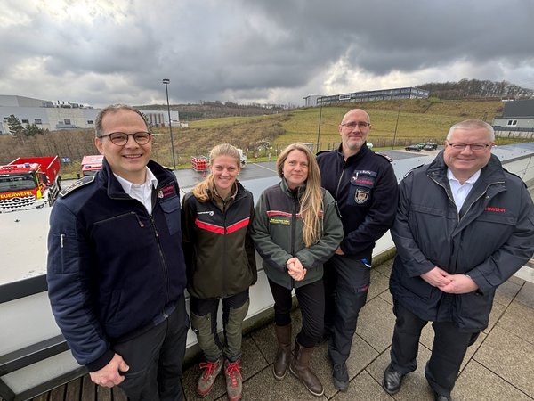 Unser Bild zeigt (von links): Kreisbrandmeister Michael Kling, Miriam Franzke (Fachberaterin Wald und Holz), Julia Böning (Leiterin des Regionalforstamtes Märkisches Sauerland), Jens Bartke (Ausbildungskoordinator) und Karsten Runte (Stellvertretender Kreisbrandmeister). Foto: Alexander Bange / Märkischer Kreis