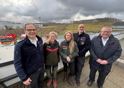 Unser Bild zeigt (von links): Kreisbrandmeister Michael Kling, Miriam Franzke (Fachberaterin Wald und Holz), Julia Böning (Leiterin des Regionalforstamtes Märkisches Sauerland), Jens Bartke (Ausbildungskoordinator) und Karsten Runte (Stellvertretender Kreisbrandmeister). Foto: Alexander Bange / Märkischer Kreis