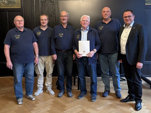 2.500 Euro für ihr Engagement zur Pflege und Präsentation der Eisenbahngeschichte in der Region gehen an die Eisenbahnfreunde Hönnetal. Sie belegen den zweiten Platz beim Heimatpreis. Foto: Hannah Heyn / Märkischer Kreis