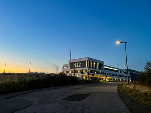 Das Brandschutz- und Rettungsdienstzentrum des Märkischen Kreises in Altena-Rosmart bei Sonnenaufgang.