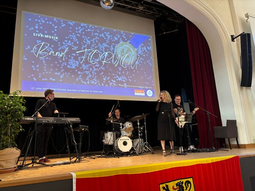 Die Band FORYOU begleitete die Sportlerehrung im Städtischen Saalbau in Iserlohn-Letmathe musikalisch. Foto: Katharina Buschmann / Märkischer Kreis