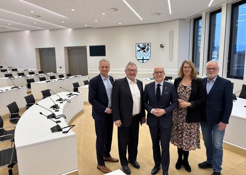 Im Dialog (von links): SIHK-Hauptgeschäftsführer Dr. Ralf Geruschkat, Vizepräsident Hermann Josef Schulte, Landrat Ralf Schwarzkopf, Vizepräsidentin Dr. Sarah Schniewindt sowie Geschäftsstellenleiter Claus Hegewaldt (Lüdenscheid). Foto: Alexander Bange / Märkischer Kreis