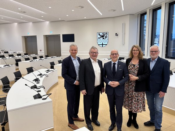 Im Dialog (von links): SIHK-Hauptgeschäftsführer Dr. Ralf Geruschkat, Vizepräsident Hermann Josef Schulte, Landrat Ralf Schwarzkopf, Vizepräsidentin Dr. Sarah Schniewindt sowie Geschäftsstellenleiter Claus Hegewaldt (Lüdenscheid). Foto: Alexander Bange / Märkischer Kreis