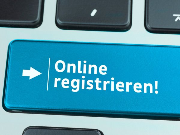 Tastatur mit Online registrieren-Schriftzug