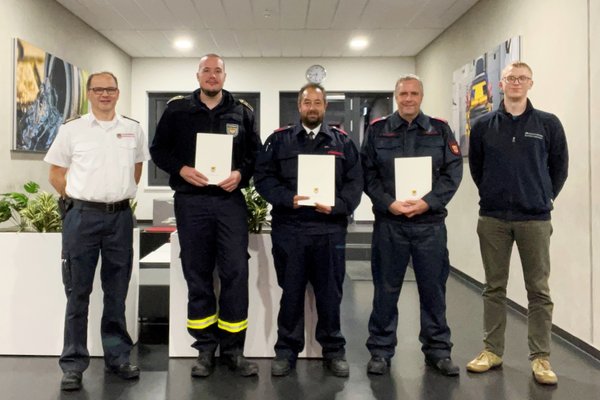 Unser Bild zeigt (von links): Kreisbrandmeister Michael Kling, Sven Homann, Dominic Kircheis, Peter Sauerbrey und Fabian Scholz. Foto: Märkischer Kreis