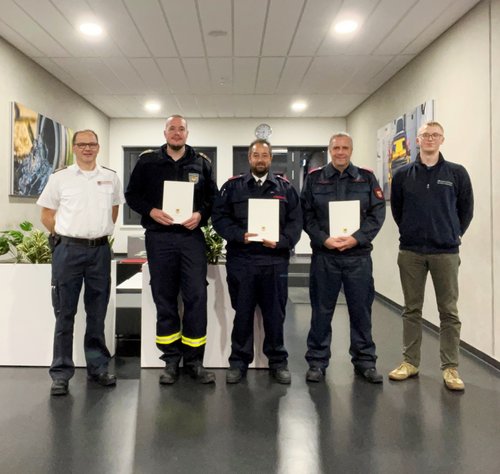 Unser Bild zeigt (von links): Kreisbrandmeister Michael Kling, Sven Homann, Dominic Kircheis, Peter Sauerbrey und Fabian Scholz. Foto: Märkischer Kreis