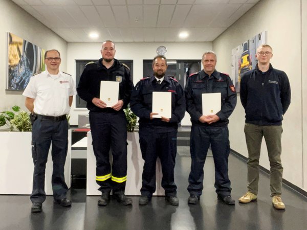 Unser Bild zeigt (von links): Kreisbrandmeister Michael Kling, Sven Homann, Dominic Kircheis, Peter Sauerbrey und Fabian Scholz. Foto: Märkischer Kreis