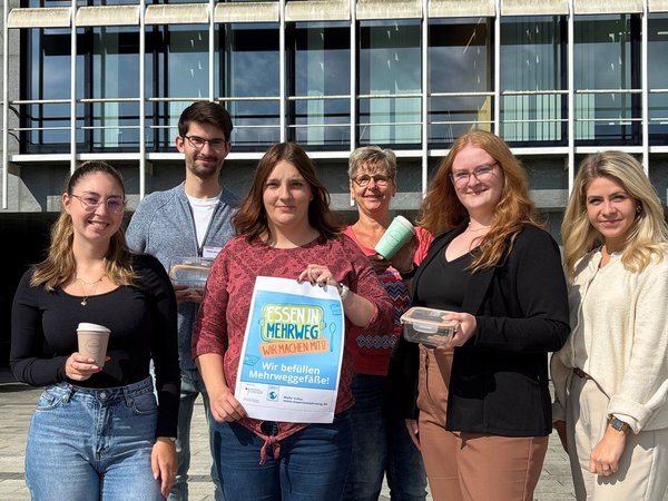 Mit Unterstützung von Fabian Braukhoff ( 2. v.l.) und Claudia Waack (4.v.l) von der Verbraucherzentrale und Laura Mirau vom Märkischen Kreis (1.v.r) erkundeten die Azubis Michelle Früh, Lisa Rothe und Chantal Stiebing, warum Mehrwegverpackungen im Außer-Haus-Verkauf noch immer ein Nischendasein führen. Nicht im Bild ist Kim Lea Müller Foto: Eileen Bräuniger