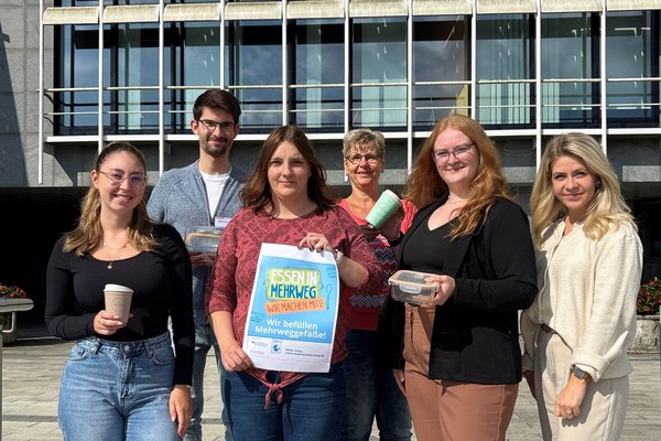 Mit Unterstützung von Fabian Braukhoff ( 2. v.l.) und Claudia Waack (4.v.l) von der Verbraucherzentrale und Laura Mirau vom Märkischen Kreis (1.v.r) erkundeten die Azubis Michelle Früh, Lisa Rothe und Chantal Stiebing, warum Mehrwegverpackungen im Außer-Haus-Verkauf noch immer ein Nischendasein führen. Nicht im Bild ist Kim Lea Müller Foto: Eileen Bräuniger