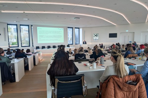 Der Fachtag „Kita inklusiv“ des Kreisjugendamtes stieß auf großes Interesse bei den rund 100 anwesenden Fachkräften. Foto: Katharina Buschmann / Märkischer Kreis