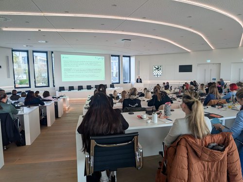 Der Fachtag „Kita inklusiv“ des Kreisjugendamtes stieß auf großes Interesse bei den rund 100 anwesenden Fachkräften. Foto: Katharina Buschmann / Märkischer Kreis