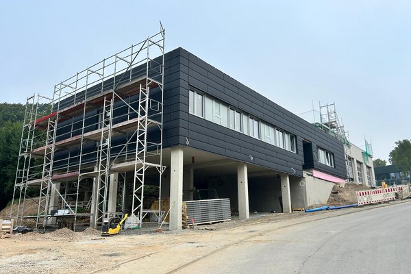 Der Neubau der Rettungswache auf dem Grundstück der Märkischen Kliniken in Lüdenscheid nimmt Formen an. Foto: Märkischer Kreis