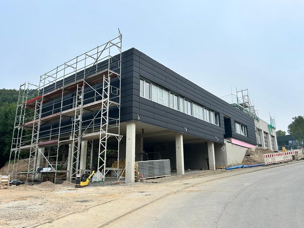 Der Neubau der Rettungswache auf dem Grundstück der Märkischen Kliniken in Lüdenscheid nimmt Formen an. Foto: Märkischer Kreis