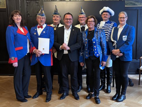 Der Sonderpreis Heimatbund in Höhe von 500 Euro geht an den Mendener Fastnachtsbrauchtumsverein. Ausgezeichnet wurde ihr Engagement zur Bewahrung und Weitergabe der Fastnachtsbräuche in Menden. Foto: Hannah Heyn / Märkischer Kreis