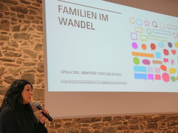 Erziehungswissenschaftlerin Pinelopi Kouloukourgiotou bei der Eröffnung der Fachtagung „Familie im Wandel   - Sprache, Identität und Bildung“ des Kommunalen Integrationszentrums Märkischer Kreis in der Burg Holtzbrinck. Foto: Silke Ewald 