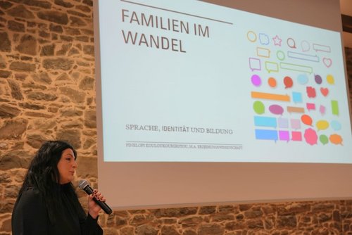 Erziehungswissenschaftlerin Pinelopi Kouloukourgiotou bei der Eröffnung der Fachtagung „Familie im Wandel   - Sprache, Identität und Bildung“ des Kommunalen Integrationszentrums Märkischer Kreis in der Burg Holtzbrinck. Foto: Silke Ewald 