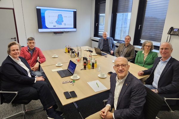 Unser Bild zeigt (von links): Armin Voß (Gertrud-Bäumer-Berufskolleg Lüdenscheid), Anja Tadday-Schlichting (Fachdienstleiterin Schulen), Landrat Ralf Schwarzkopf, Matthias Lohmann (Berufskolleg für Technik Lüdenscheid), Helga Bendick (Hönne-Berufskolleg Menden), Josef Schulte (Berufskolleg Iserlohn) und Ulrich Fröndhoff (Eugen-Schmalenbach-Berufskolleg Halver). Foto: Alexander Bange / Märkischer Kreis