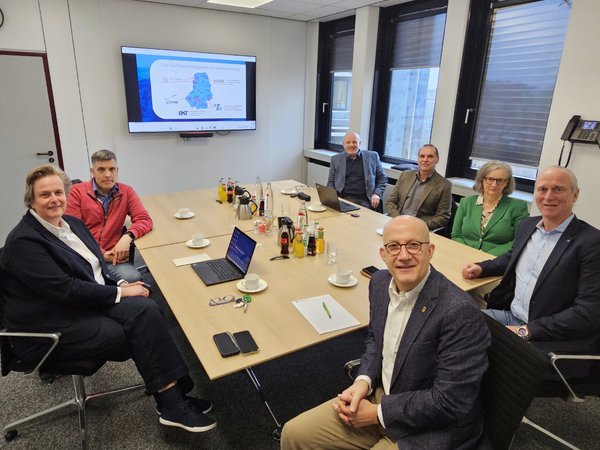 Unser Bild zeigt (von links): Armin Voß (Gertrud-Bäumer-Berufskolleg Lüdenscheid), Anja Tadday-Schlichting (Fachdienstleiterin Schulen), Landrat Ralf Schwarzkopf, Matthias Lohmann (Berufskolleg für Technik Lüdenscheid), Helga Bendick (Hönne-Berufskolleg Menden), Josef Schulte (Berufskolleg Iserlohn) und Ulrich Fröndhoff (Eugen-Schmalenbach-Berufskolleg Halver). Foto: Alexander Bange / Märkischer Kreis
