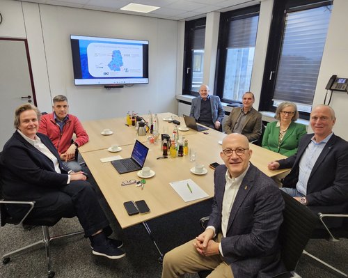 Unser Bild zeigt (von links): Armin Voß (Gertrud-Bäumer-Berufskolleg Lüdenscheid), Anja Tadday-Schlichting (Fachdienstleiterin Schulen), Landrat Ralf Schwarzkopf, Matthias Lohmann (Berufskolleg für Technik Lüdenscheid), Helga Bendick (Hönne-Berufskolleg Menden), Josef Schulte (Berufskolleg Iserlohn) und Ulrich Fröndhoff (Eugen-Schmalenbach-Berufskolleg Halver). Foto: Alexander Bange / Märkischer Kreis
