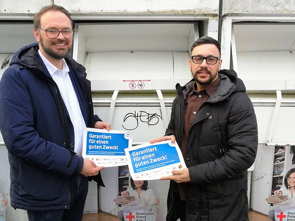 Dr. Johannes Osing (links), Leiter des Fachdienstes Umwelt beim Märkischen Kreis, und Fahrdienstleiter Kazim Coskun vom DRK-Stadtverband Lüdenscheid. Foto: Märkischer Kreis