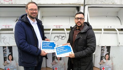 Dr. Johannes Osing (links), Leiter des Fachdienstes Umwelt beim Märkischen Kreis, und Fahrdienstleiter Kazim Coskun vom DRK-Stadtverband Lüdenscheid. Foto: Märkischer Kreis