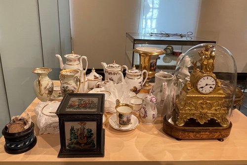 Porzellan und Einrichtungsgegenstände aus dem Biedermeier werden im rekonstruierten Biedermeierzimmer ausgestellt. Foto: Bernadette Lange/ Märkischer Kreis