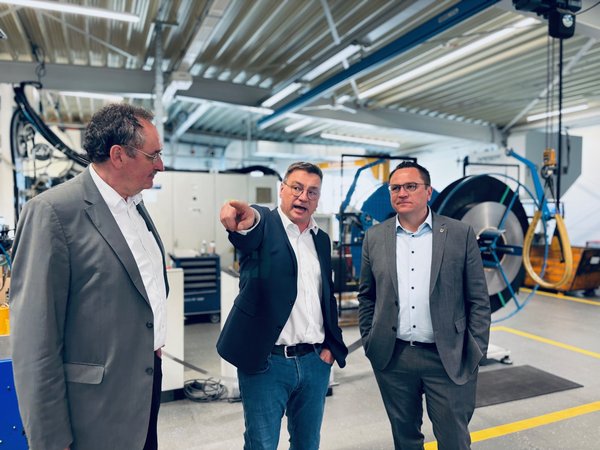 Uwe Meese (Mitte), Geschäftsführer der Meese Stanz und Umformtechnik GmbH zeigte Landrat Marco Voge (rechts) und Jochen Schröder, Geschäftsführer der GWS-MK , seinen Betrieb in Hemer-Westig. Foto: Ulla Erkens/Märkischer Kreis