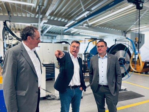 Uwe Meese (Mitte), Geschäftsführer der Meese Stanz und Umformtechnik GmbH zeigte Landrat Marco Voge (rechts) und Jochen Schröder, Geschäftsführer der GWS-MK , seinen Betrieb in Hemer-Westig. Foto: Ulla Erkens/Märkischer Kreis