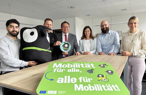 Freuen sich auf die Europäische Mobilitätswoche (von links): Ali Yuvanc (Marketing MVG) mit Maskottchen Edgar, MK-Radverkehrsbeauftragter Raphael Jolly, Landrat Marco Voge, MVG-Geschäftsführerin Frauke Effert, Sebastian Bittrich (MVG-Marketing und Kommunikation) sowie Vera Mölders, Sachbearbeiterin Mobilität und Radverkehr MK. Foto: Alexander Bange / Märkischer Kreis