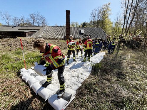 Gemeinsam errichteten die Einsatzkräfte am Bremecker Hammer einen Deich aus rund 10.000 Sandsäcken. Foto: Alexander Bange / Märkischer Kreis