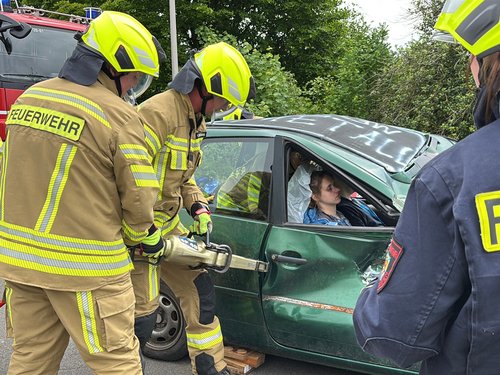 Auch ein PKW war Teil der Übung: Das Fahrzeug und die Insassen kollidierten im Szenario frontal mit dem Linienbus. Foto: Hannah Heyn / Märkischer Kreis