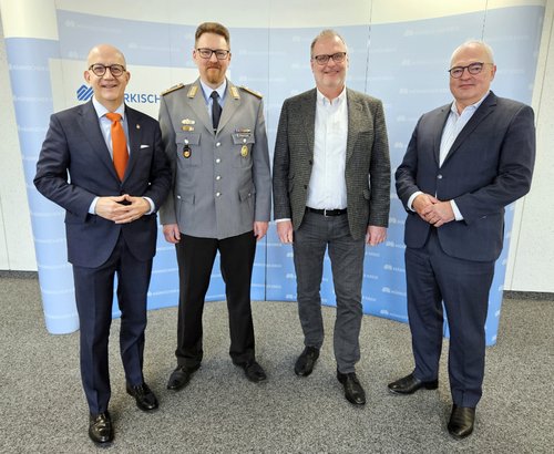 Im Dialog (von links): Landrat Ralf Schwarzkopf, Oberstleutnant Lars Pfützenreuter aus Werdohl, Fachbereichsleiter Horst Peter Hohage und Caspar-Friedrich Brauckmann, der das Kommando seit Oktober 2020 führte und die Verantwortung zum 1. Februar 2025 an Lars Pfützenreuter übertragen hat. Foto: Alexander Bange / Märkischer Kreis